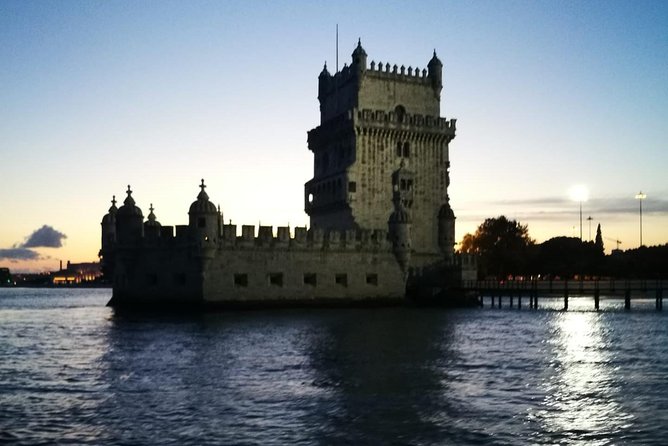 2-Hour Lisbon Traditional Boats Sunset Cruise with White Wine - São Jorge Castle and Alfama, Seen Like a Postcard