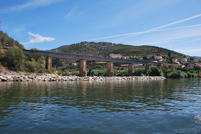 2-hour Rabelo Boat tour in Pinhão - Staff and service: attentive when things go smoothly