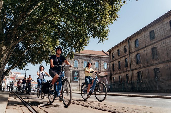 3-Hour Porto Highlights on a Electric Bike Guided Tour - Jardim da Cordoaria: Green Pause Near Clérigos and Photography