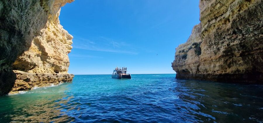 Albufeira: Coastline and Benagil Caves Tour by Catamaran - Benagil Sea Cave entry: what to expect at the iconic stop