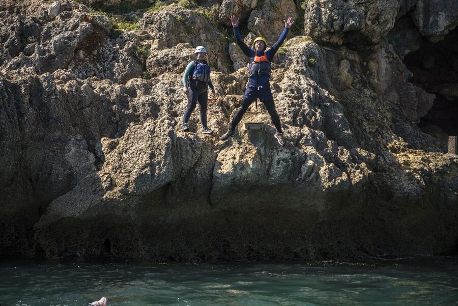 Arrábida: Setubal, Sesimbra Coasteering & Speedboat Tour - Jumps and water entry: how to stay confident once you’re committed