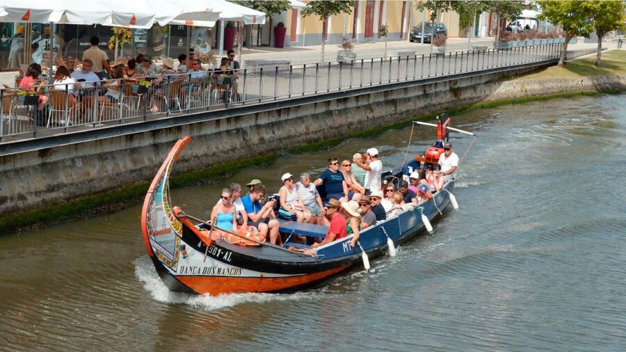 Aveiro: Traditional Moliceiro Boat Cruise - A 45-minute canal ride that helps you orient fast