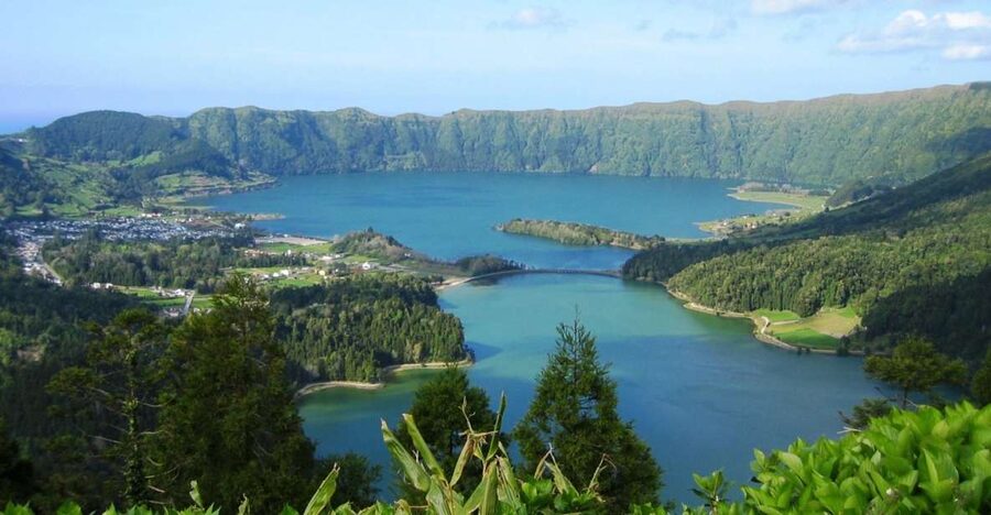 Azores: Sete Cidades Scenic Jeep Tour from Ponta Delgada - Sete Cidades crater time: twin lakes and caldera angles