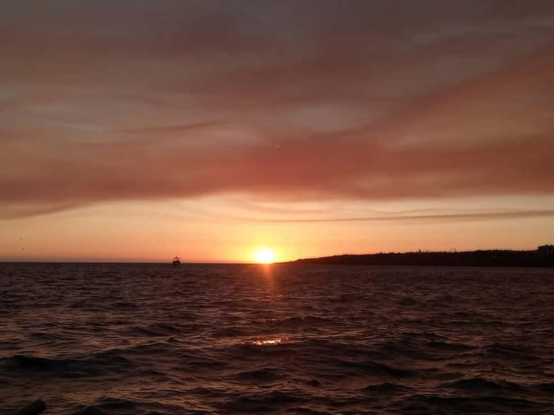 Cascais: Sunset Boat Trip with Welcome Drinks - Why Cascais Sunset Cruises Work So Well From the Water