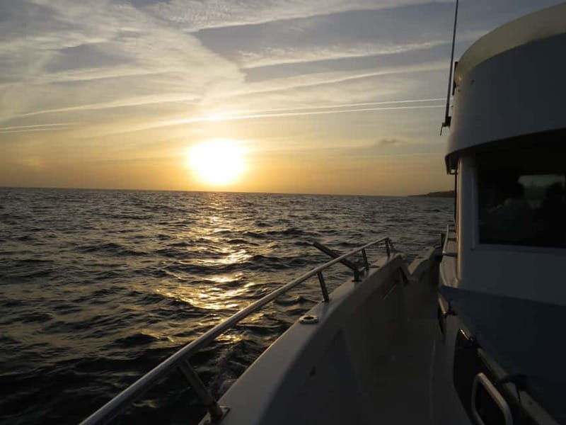 Cascais: Sunset Boat Trip with Welcome Drinks - Cascais by Boat: From Classic Architecture to Pirate-Era Fortifications