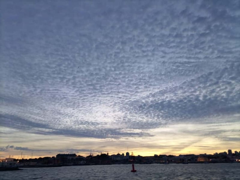 Cascais: Sunset Boat Trip with Welcome Drinks - Welcome Drinks, Snacks You Might Encounter, and Staying Comfortable