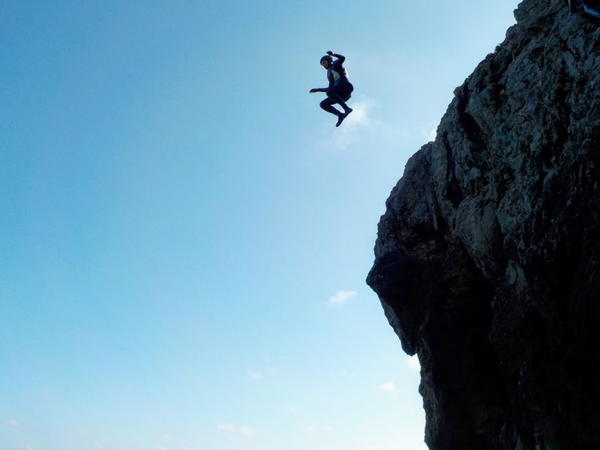 Coasteering Algarve: Cliff Jump, Swim & Climb in Sagres - Meeting point and the short van ride to Ingrina Beach