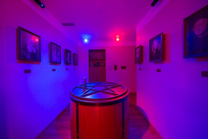 Escape Hunt Experience - Inside the themed room: clues, locks, and real-time teamwork