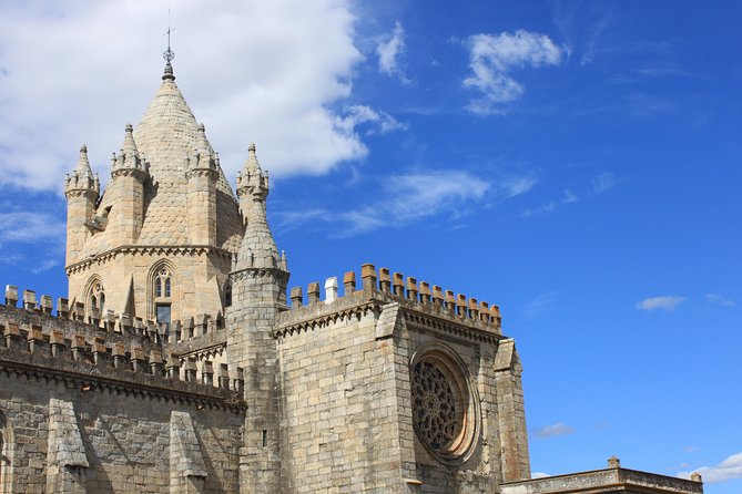 Évora and Monsaraz with Regional Wine Tasting from Lisbon - Praça do Giraldo free time and how to use it well