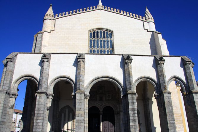 Évora and Monsaraz with Regional Wine Tasting from Lisbon - Roman Temple, Cathedral area, and Igreja de São Francisco