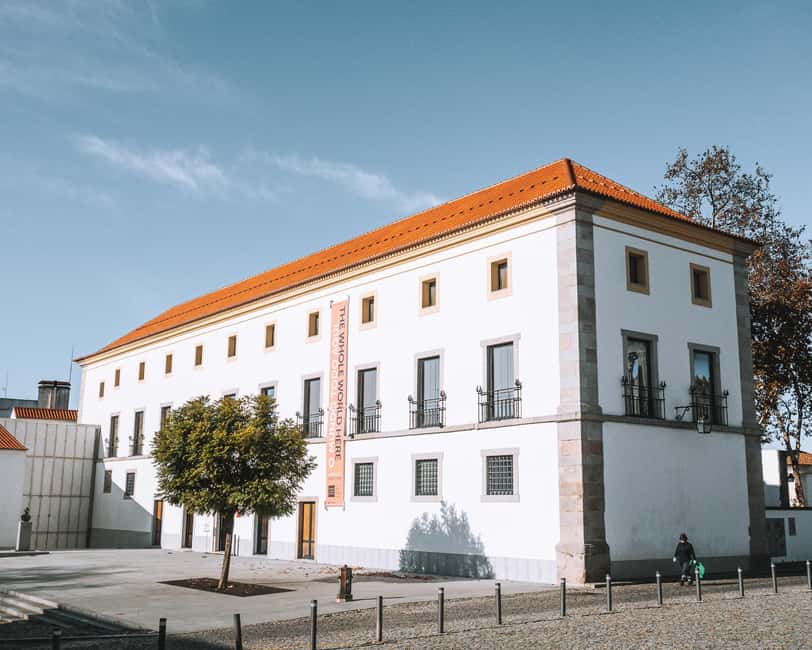 Évora: Private & Flexible Walking Tour in Historic Center - Praça do Giraldo and its eight-spout fountain moment