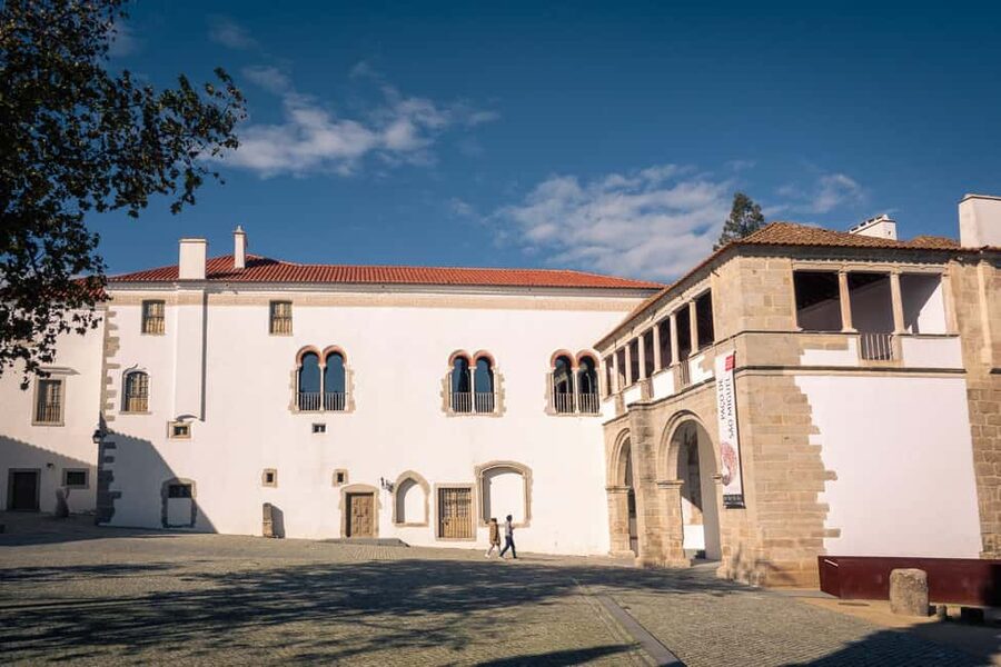 Évora: Private & Flexible Walking Tour in Historic Center - Colegiais Garden and Espírito Santo College: quieter feet, better photos