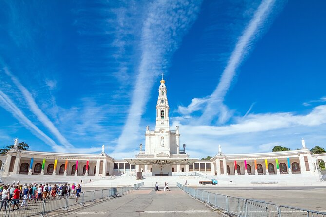 Fatima Sanctuary, Pena Palace & Nazare's Big Wave from Lisbon - Fátima’s Two-Part Visit: Devotion First, Lunch Time Second