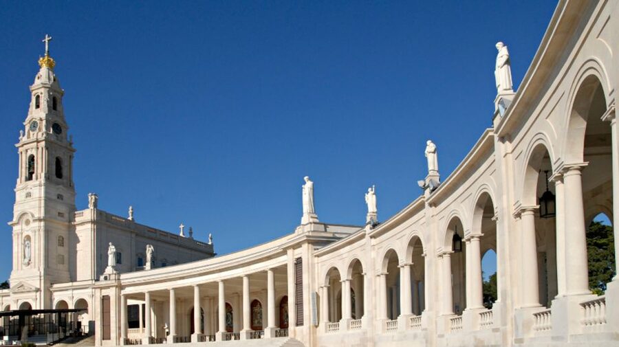 From Lisbon: Fátima, Batalha, Nazaré & Óbidos Full-Day Tour - Guide Performance: Why Names Matter Here