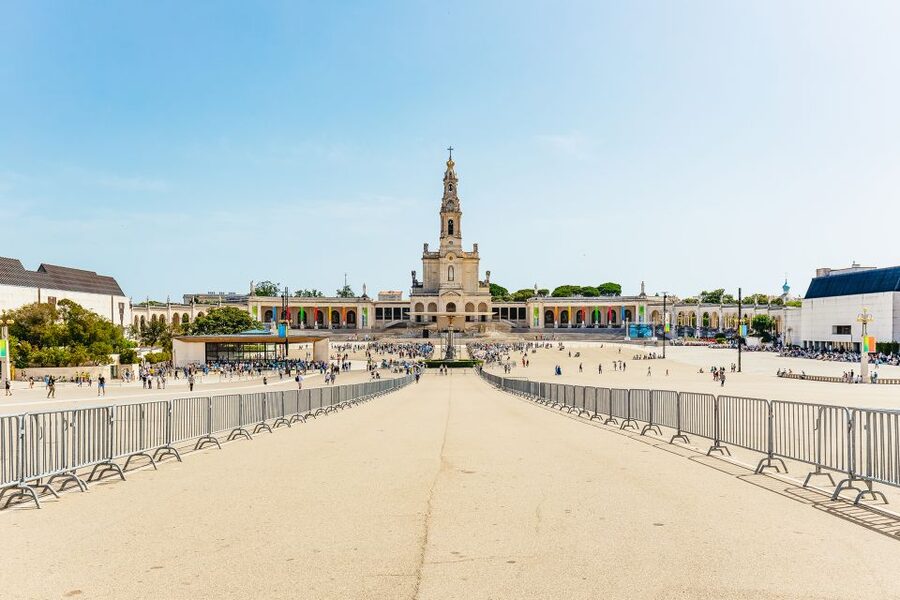 From Lisbon: Fatima Batalha Nazaré & Óbidos Small-Group Tour - Fátima Sanctuary and the Chapel of Apparitions, with time to actually look