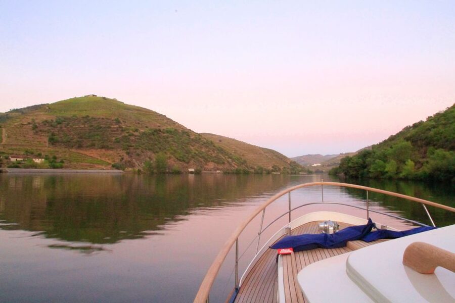 From Pinhão: Private Yacht Cruise along the Douro River - Itinerary flow: from Ânima Durius to Pinhão, then back