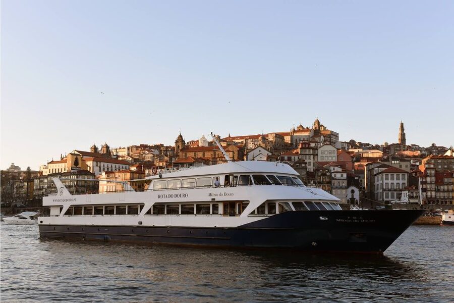 From Porto: Régua to Porto River Cruise with Lunch on Board - Crew and commentary: when to expect info, and when to just enjoy