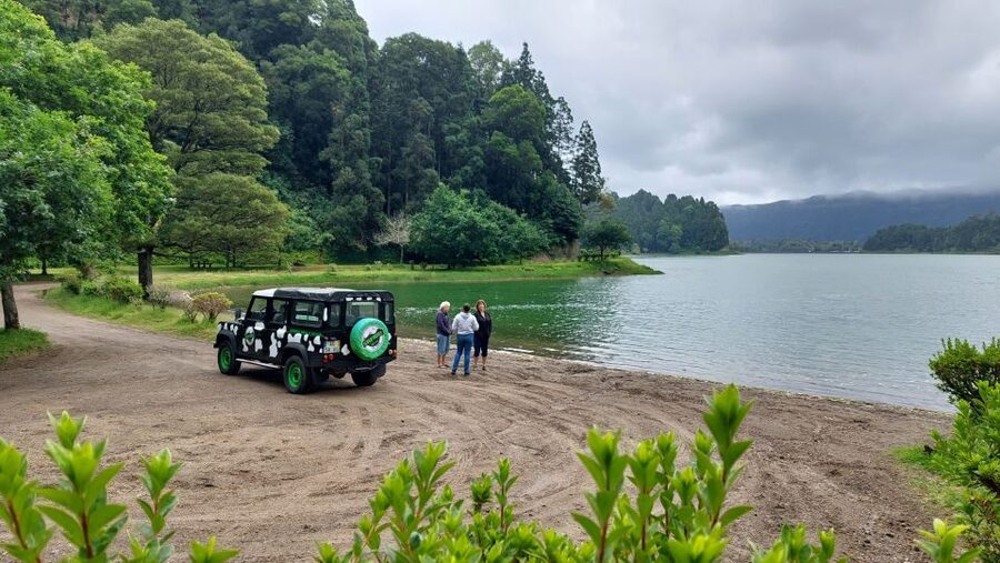 Full Day Sete Cidades + Lagoa do Fogo - Lunch time in the Sete Cidades region and a liqueur tasting break
