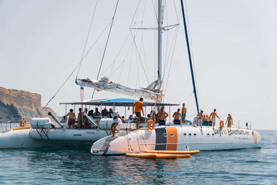 FUN & CHILL – GOLDEN COAST SAILING TOUR - Front-net lounging is the real Algarve move