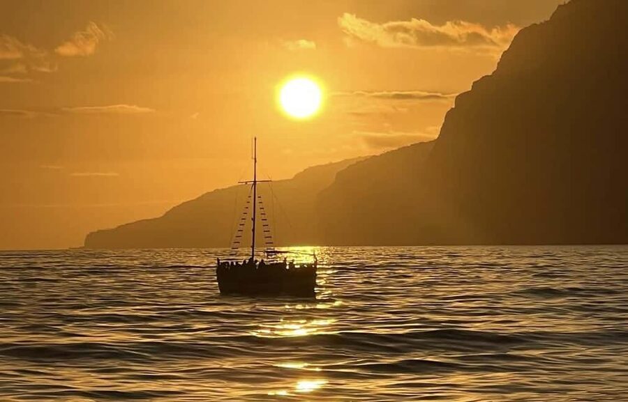 Funchal: Sunset Tour on Traditional Madeiran Boat w/ Drinks - What to bring for a sunset cruise with a swim moment