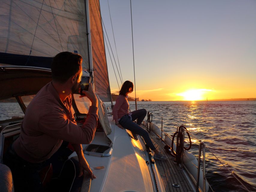 Lisbon: 2-Hour Sunset Sailing Tour on Luxury Sailing Yacht - São Jorge Castle, With Only About 20 Minutes to See It