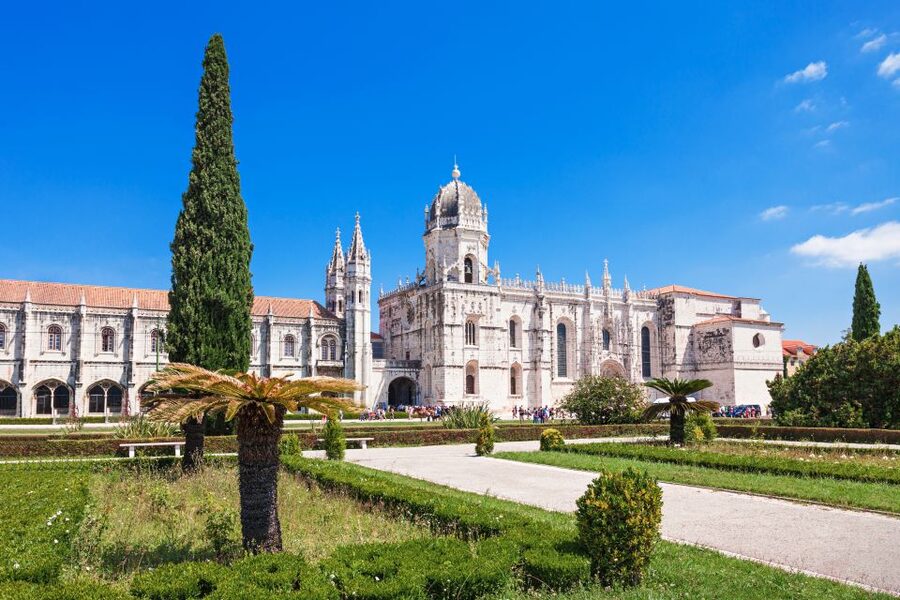 Lisbon: 3-in-1 Hop-On Hop-Off Bus and Tram Tours - Modern Lisbon bus: museums, the aquarium area, and wider avenues
