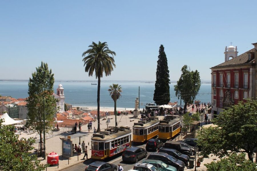 Lisbon: Alfama and São Jorge Castle Quarters Walking Tour - Guides, languages, and the feel of a small-group walk