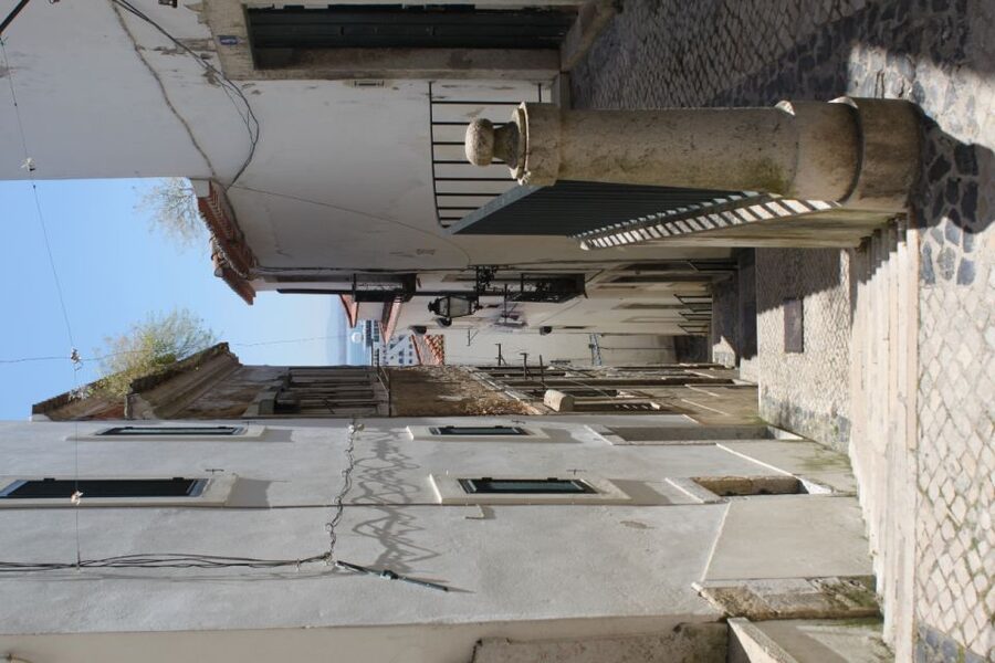 Lisbon: Alfama and São Jorge Castle Quarters Walking Tour - Where fado begins to make sense, Largo do Chafariz de Dentro