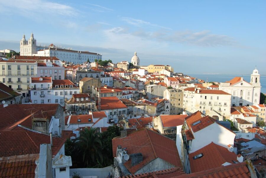 Lisbon: Alfama and São Jorge Castle Quarters Walking Tour - Lisbon Cathedral, a 12th-century anchor with mixed architectural styles