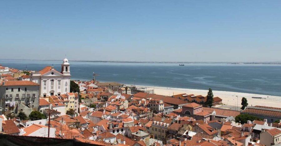 Lisbon: Alfama and São Jorge Castle Quarters Walking Tour - What you actually do in 150 minutes, and how not to rush it