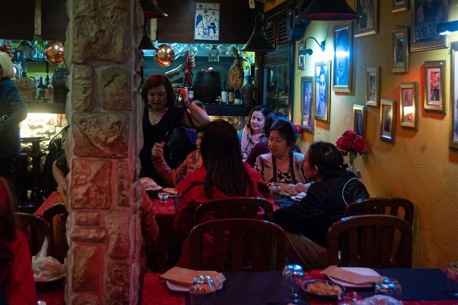 Lisbon: Alfama Tour and Live Fado with Traditional Dinner - Inside the Fado house: how the concert experience works