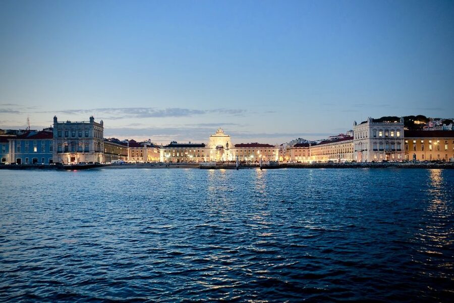 Lisbon: Boat Cruise with Live Fado Performance and a Drink - Route highlights: Cais do Sodré to Terreiro do Paço, then Cacilhas and Alfama