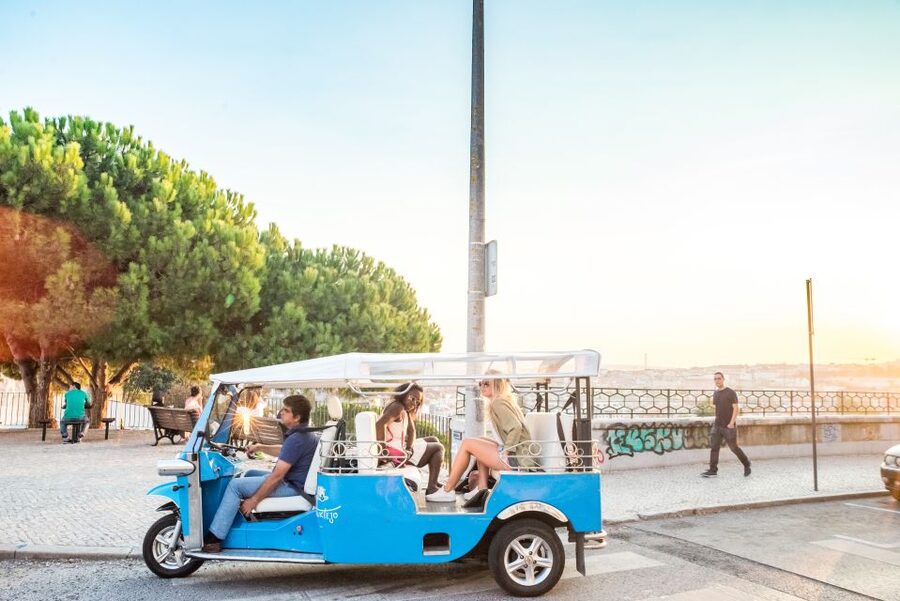 Lisbon by Tuk Tuk Guided Tour: City of Neighborhoods - Sé de Lisboa and Castelo de S. Jorge: defensive walls and big cathedral energy