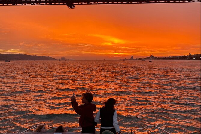 Lisbon: Catamaran Luxury Sunset and Wine Tour - The route on the Tagus: what you will see at each stop