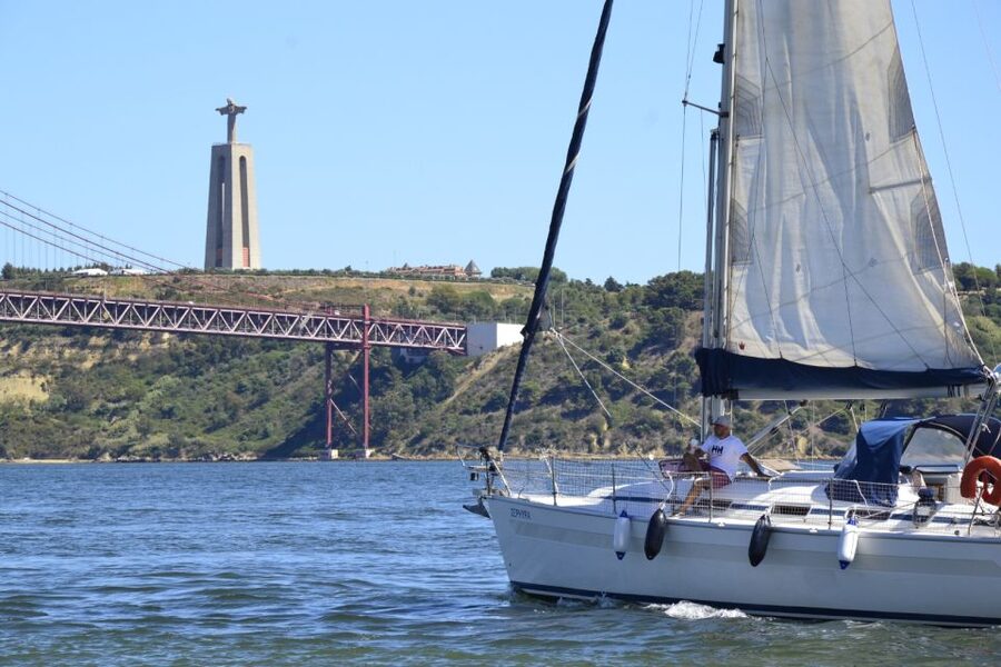 Lisbon: Day and Sunset Tour on the Tagus River - Jardim Docas da Ponte, a calmer break in the river rhythm