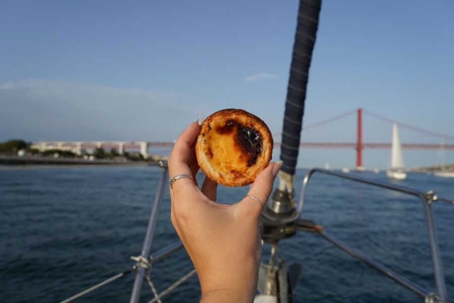 Lisbon: Daytime or Sunset Boat Cruise with History and Wine - The 25 de Abril Bridge moment: lights, scale, and that magical turning point