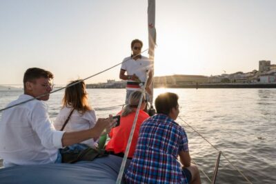 Daytime/Sunset/Night City Sailboat Tour with Drink