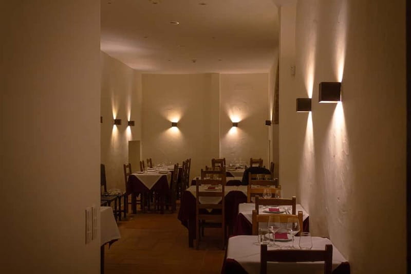 Lisbon: Dinner with Rising Stars of Fado at Canto do Poeta - Getting comfortable in a cozy venue (and why temperature matters)