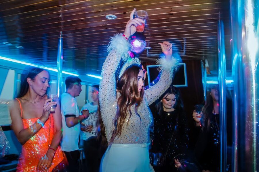 Lisbon: Disco Night Cruise with DJ and Open Bar - Views by night: what you should look for on each stretch