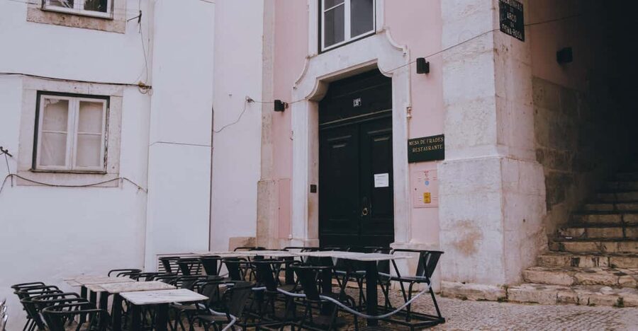 Lisbon: Fado Night with Dinner in a Typical Fado House - The evening rhythm: dinner first, then live fado sets