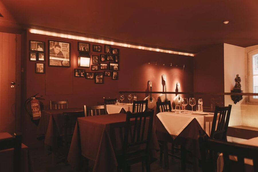 Lisbon: Fado Night with Dinner in a Typical Fado House - The fado performance: guitar-led emotion in a close room