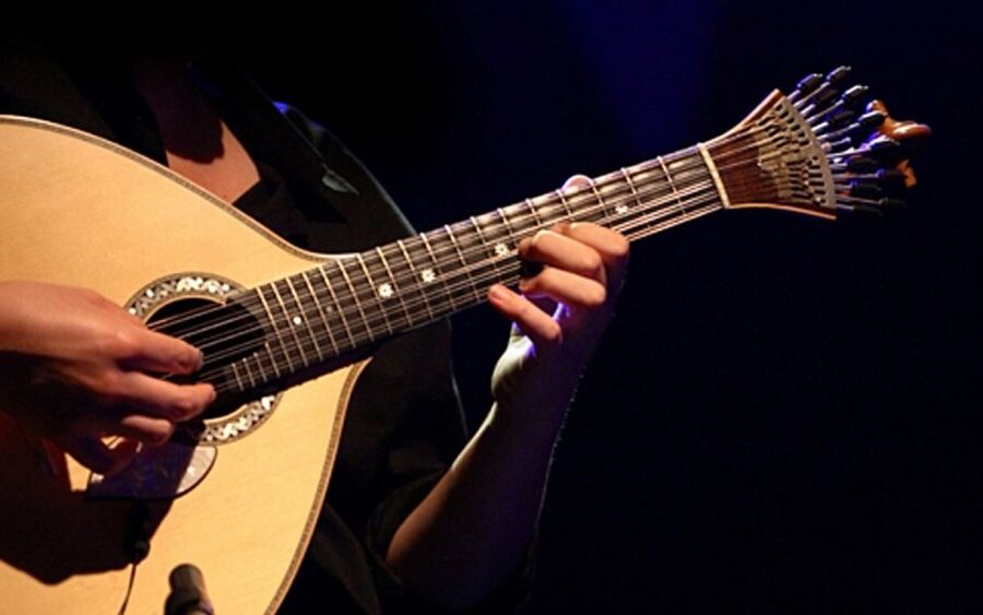 Lisbon: Fado Show and Portuguese Dinner - Inside the Fado house: how the 1.5-hour show is structured