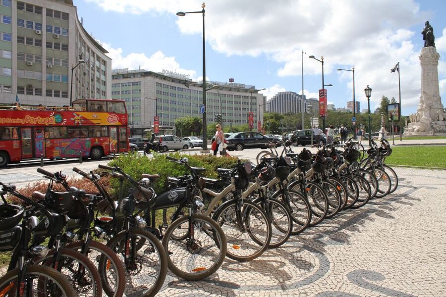Lisbon: Hills, Alfama, and Mouraria Tour by Electric Bike - How the guides and small groups change the experience