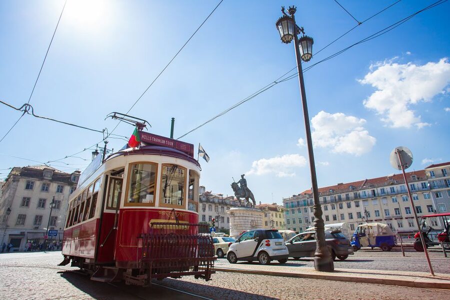 Lisbon: Hills Red Tram Tour by Tram 28 Route 24-Hour Ticket - Landmarks You Pass: Castelo São Jorge and Lisbon Cathedral