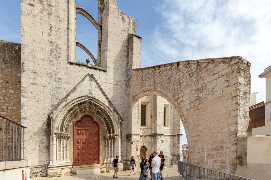 Lisbon: History, Stories and Lifestyle Walking Tour - San Roque Church: Jesuit austerity with Mannerist and Baroque inside