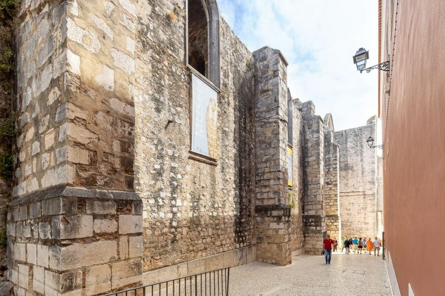 Lisbon: History, Stories and Lifestyle Walking Tour - Tram ride to Portas do Sol: the iconic move that changes the pace