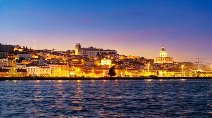 Lisbon Night Cruise: Illuminated Sights on the Tagus River - Passing the Padrão dos Descobrimentos area