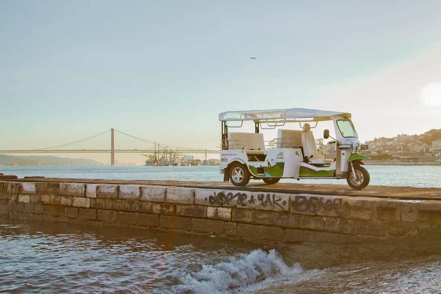Lisbon on a Tuk Tuk Tour: History & Viewpoints - Pastéis de Belém tasting: the sweet payoff