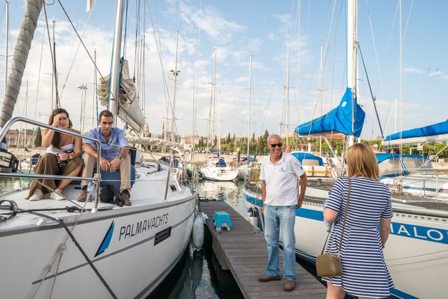 Lisbon: Private Sunset Cruise on the Tagus River with Drink - Lisbon’s waterfront highlight run: Praça do Comércio and Basilica da Estrela