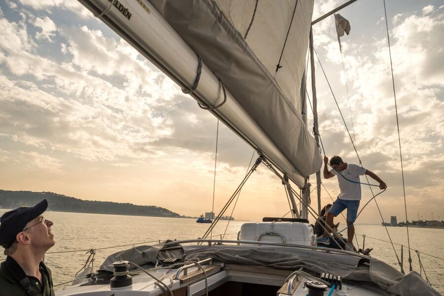 Lisbon: Private Sunset Cruise on the Tagus River with Drink - São Jorge and the 7 hills: why the river gives the best perspective